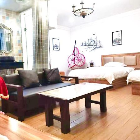 Fenghuang Little Bear Family Guest House Exterior foto